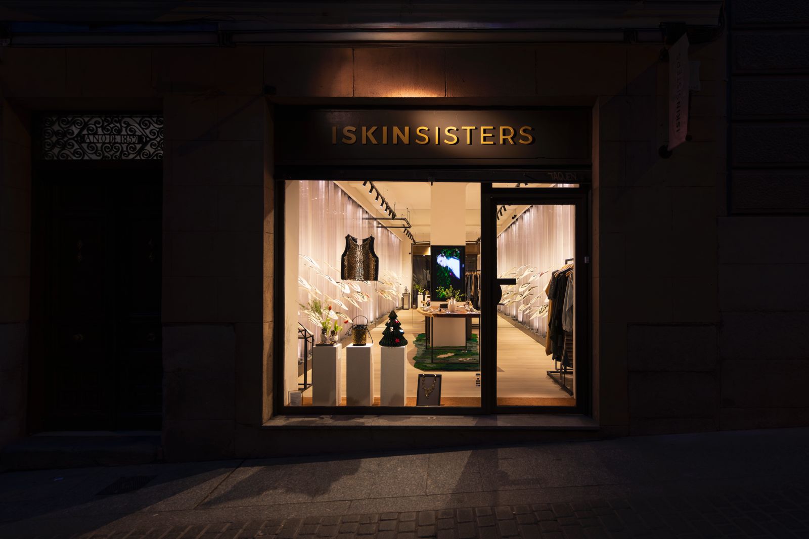 escaparate-joyeria-iskin-sisters